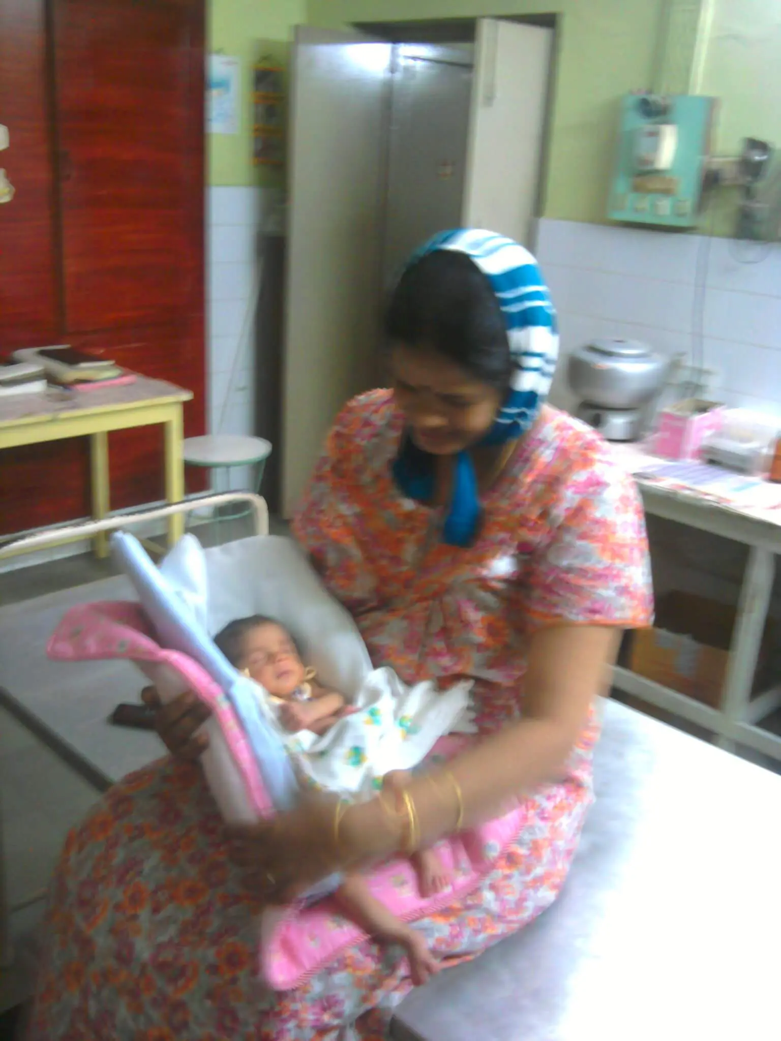 Mother holding her newborn born after ICSI treatment at Karthika Datta's IVF. Photo from 2010.
